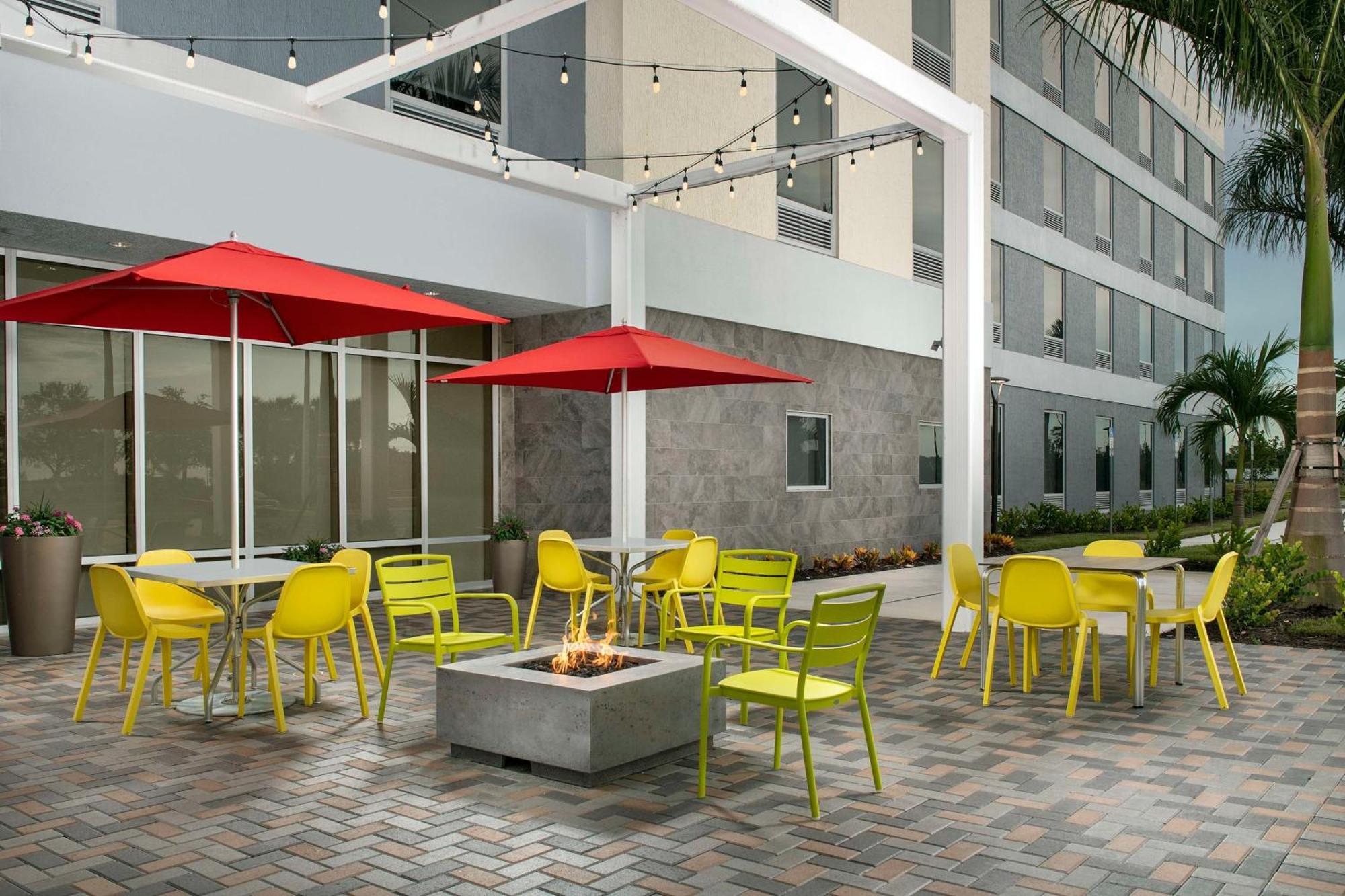 Home2 Suites By Hilton Fort Myers Airport Экстерьер фото